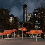 La artista argentina Ana Hernando decora con nubes de tul un parque de Nueva York