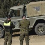Militares acordonando el lugar donde fueron localizados los dos militares fallecidos en la base de Cerro Muriano.