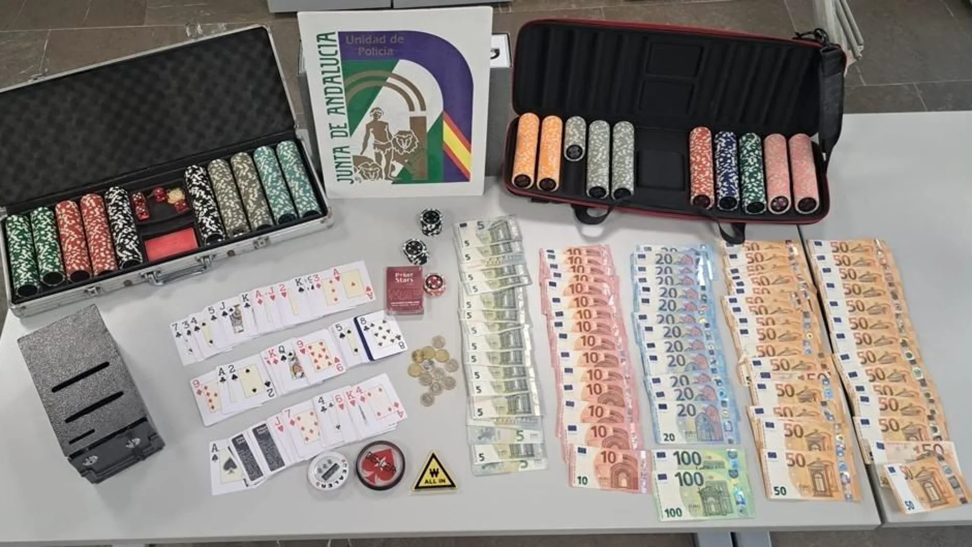 Material intervenido en la operación de la Policía Adscrita en El Cuervo (Sevilla).
