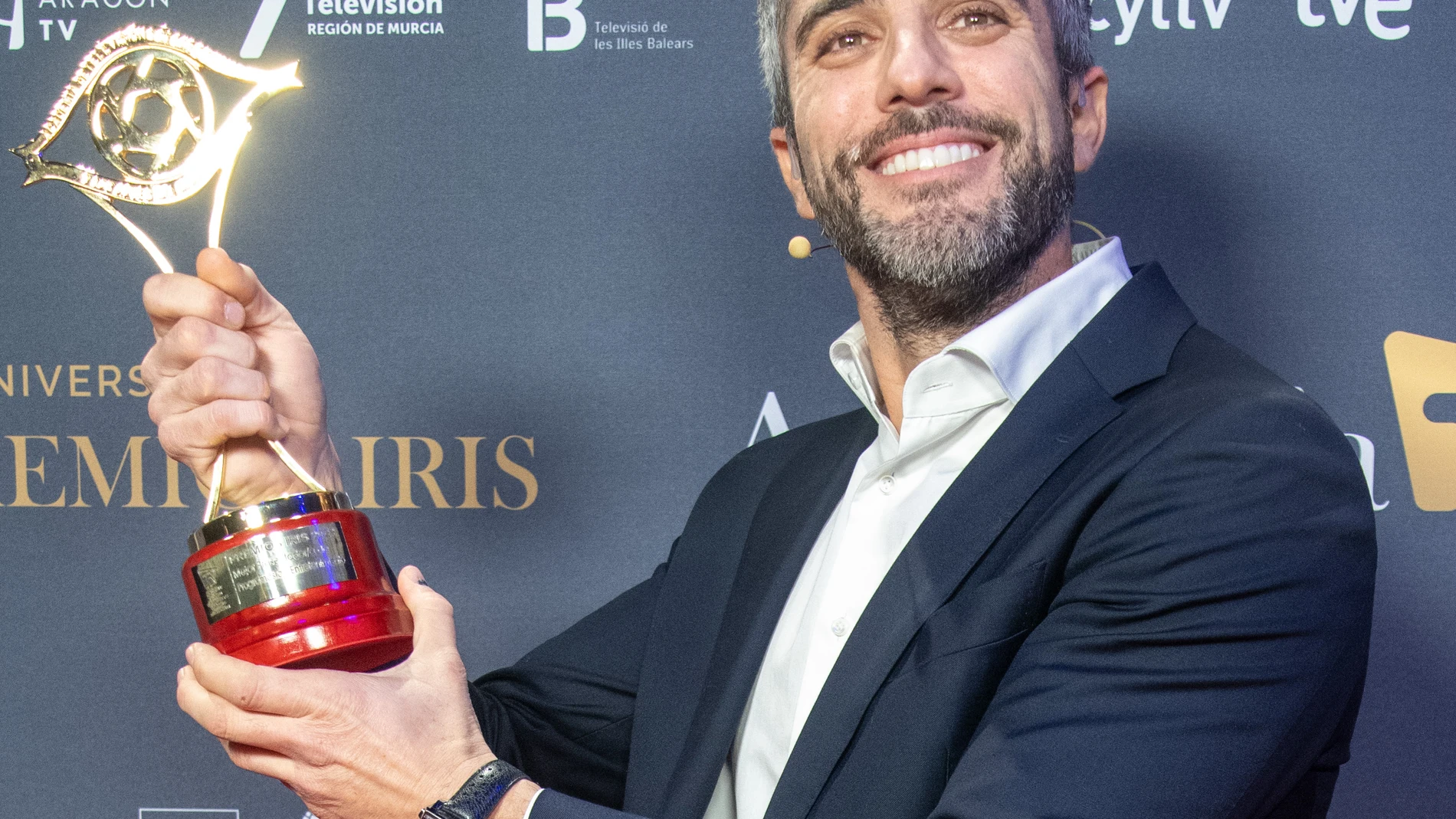 Roberto Leal posa con su premio tras la ceremonia de entrega de los Premios Iris que otorga la Academia de la Televisión en el Gran Teatro CaixaBank Príncipe Pío, a 16 de enero de 2024, en Madrid (España). La noche del reconocimiento a la excelencia del audiovisual español convoca a casi 1000 profesionales en la gran fiesta de la televisión. Durante la Ceremonia se entrega el máximo galardón de la Academia, el Premio a la Trayectoria Jesús Hermida, a Pedro Piqueras por una vida ligada a la te...