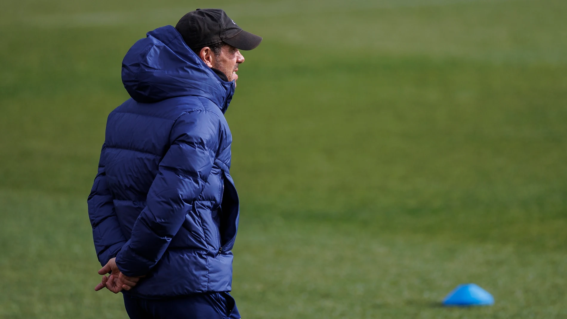 MAJADAHONDA (MADRID), 17/01/2024.- El entrenador argentino del Atlético de Madrid, Diego Pablo Simeone durante el entrenamiento del Atlético de Madrid en la Ciudad deportiva Civitas en Majadahonda, Madrid este miércoles previo a su enfrentamiento copero ante el Real Madrid. EFE/Rodrigo Jiménez