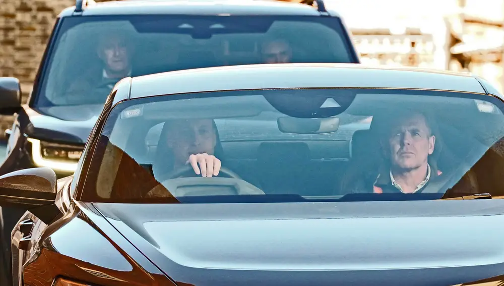 El príncipe Guillermo visitando a Kate Middleton en el hospital