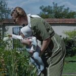 Sandra Hüller en "La zona de interés", donde da vida a la esposa de un comandante nazi