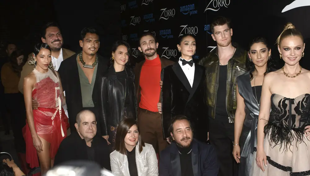 El elenco de "El Zorro" durante la presentación de la ficción en México