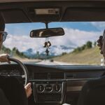 Un joven conduciendo
