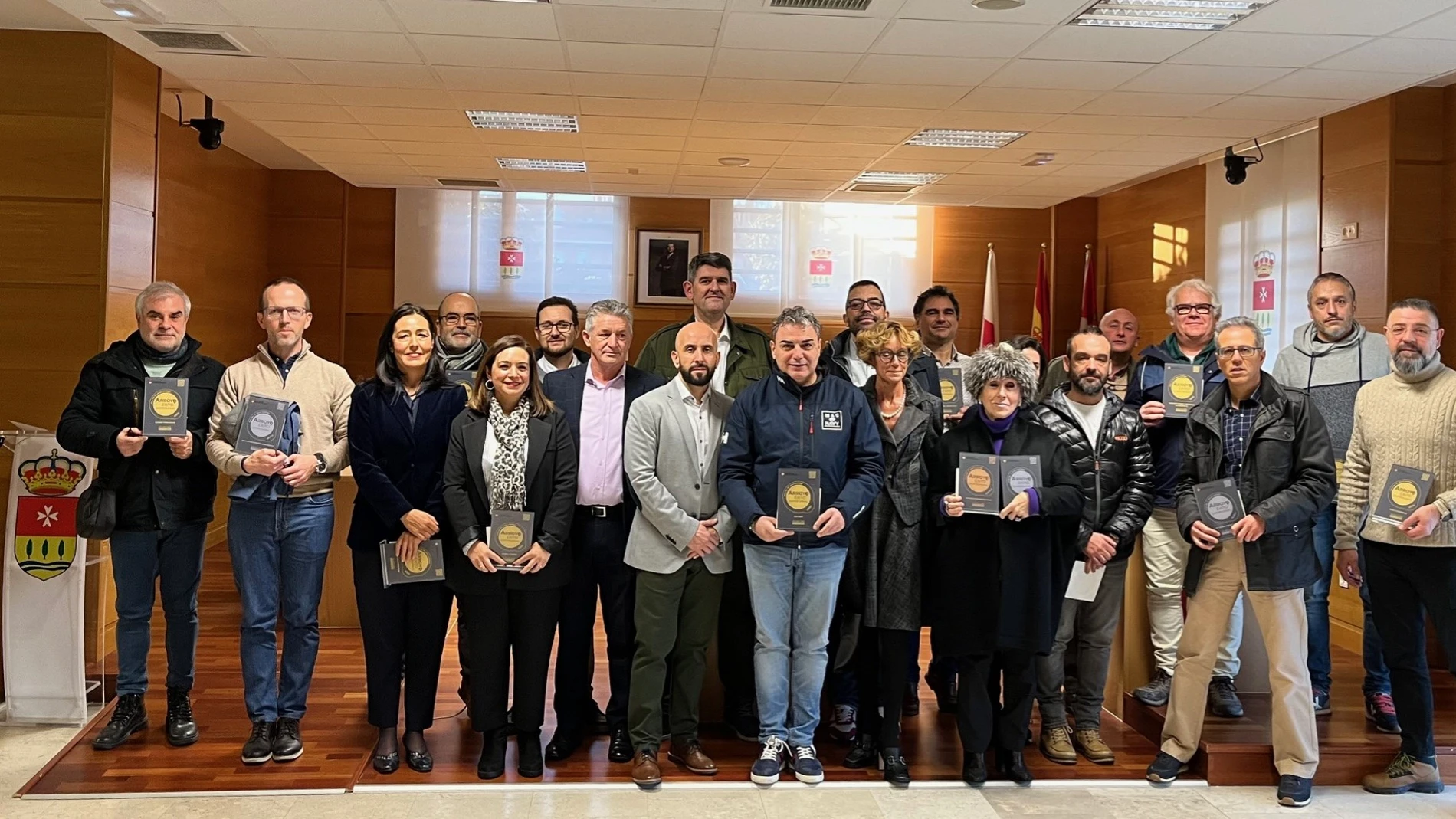 El alcalda de Arroyo de la Encomienda, Sarbelio Fernández, y varios concejales, junto a los empresarios distinguidos
