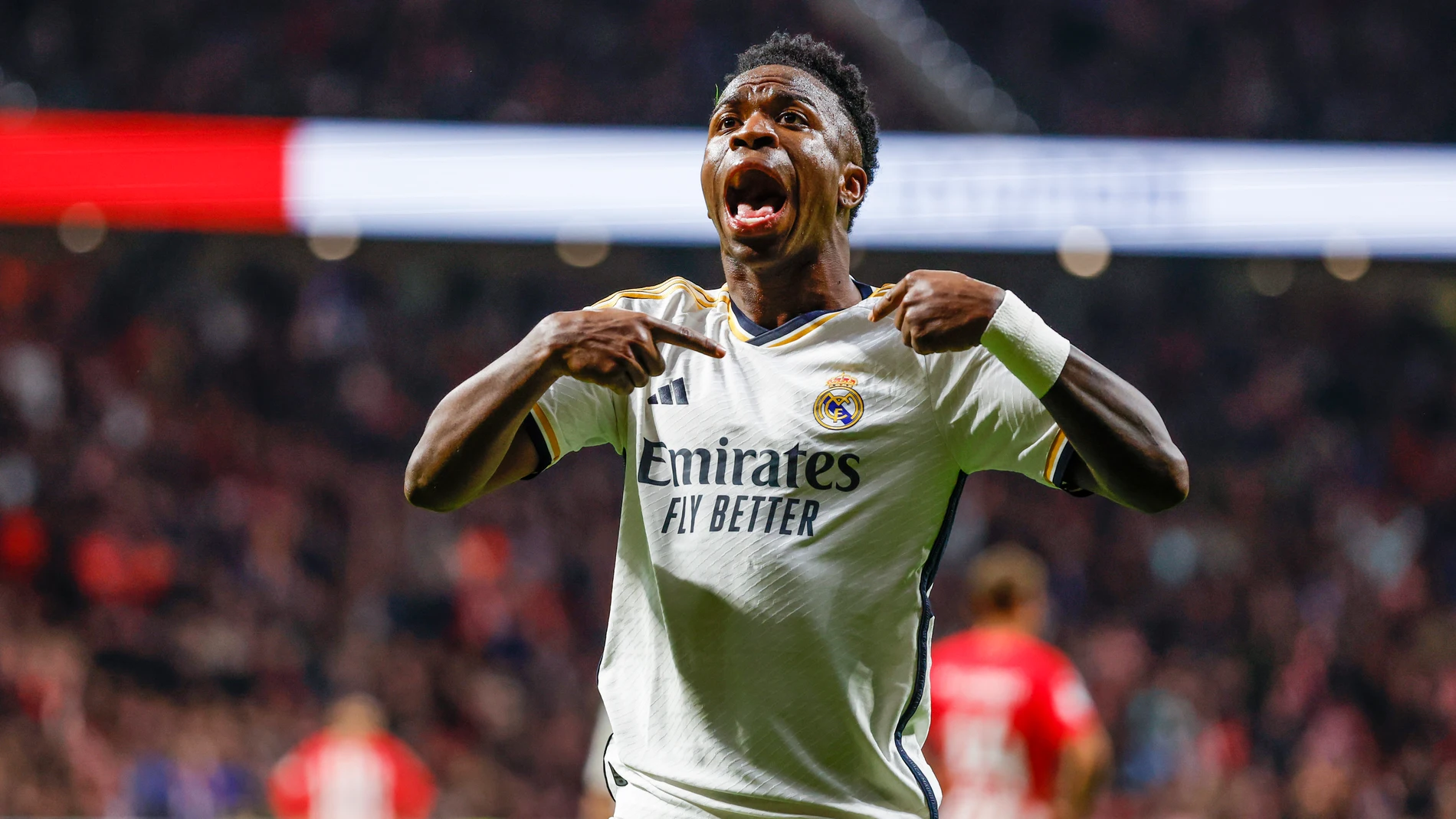 MADRID, 18/01/2024.- El delantero del Real Madrid Vinicius Jr, celebra el segundo gol del equipo, durante el partido de octavos de final de la Copa del Rey de fútbol entre Atlético de Madrid y Real Madrid, este jueves en el estadio Cívitas Metropolitano. EFE/Juanjo Martín