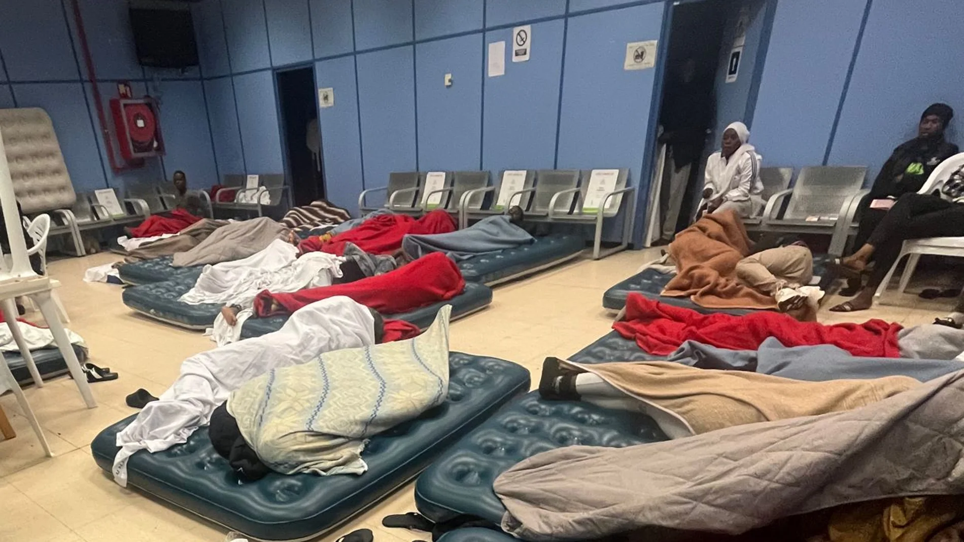 Imagen de una de las salas donde esperan los inmigrantes en el aeropuerto de Barajas.