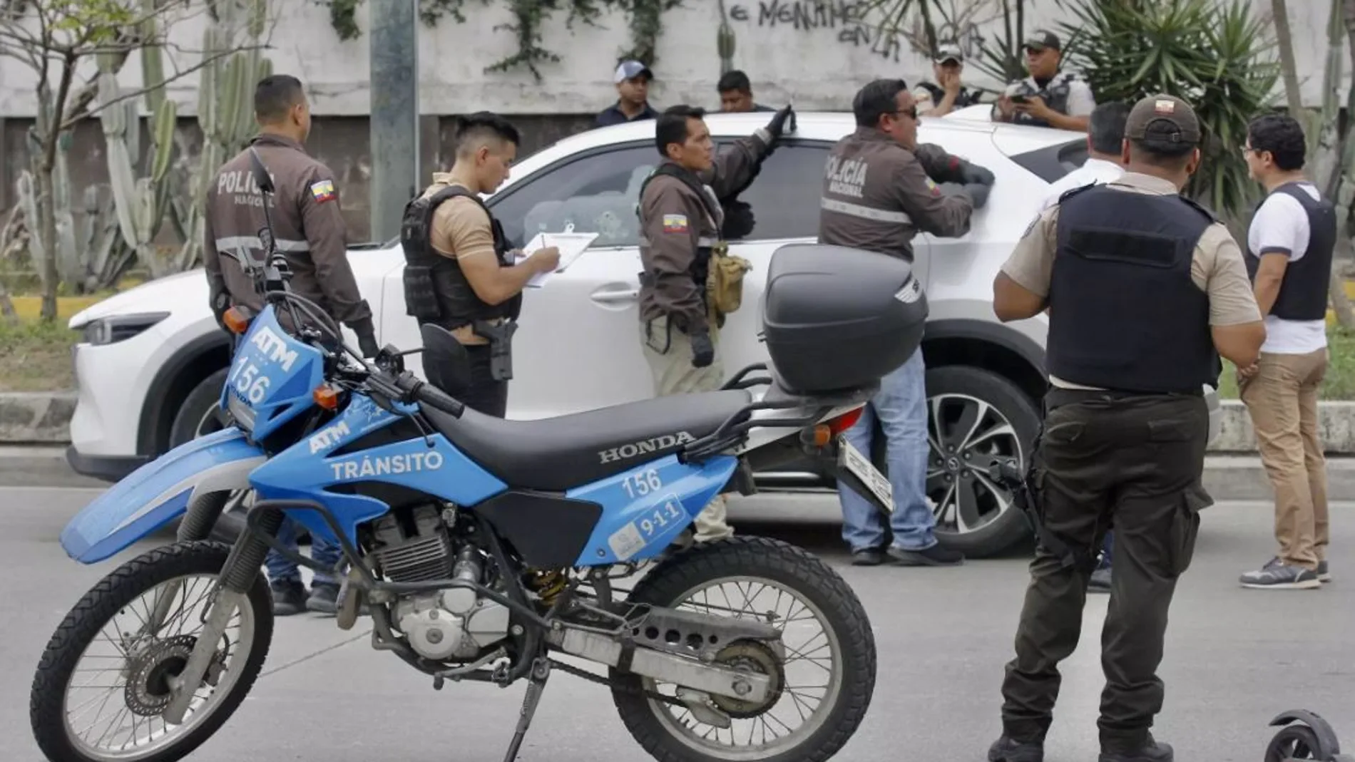 Miembros de la Policía ecuatoriana inspeccionan la camioneta del fiscal César Suárez, asesinado a tiros este miércoles en Guayaquil