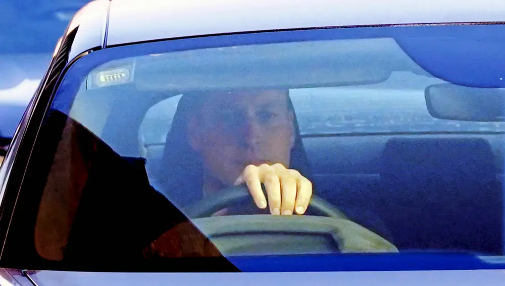 El príncipe Guillermo visitando a Kate Middleton en el hospital