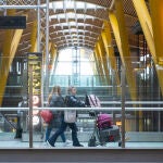 Pasajeros en el Aeropuerto de Madrid Barajas. David Jar