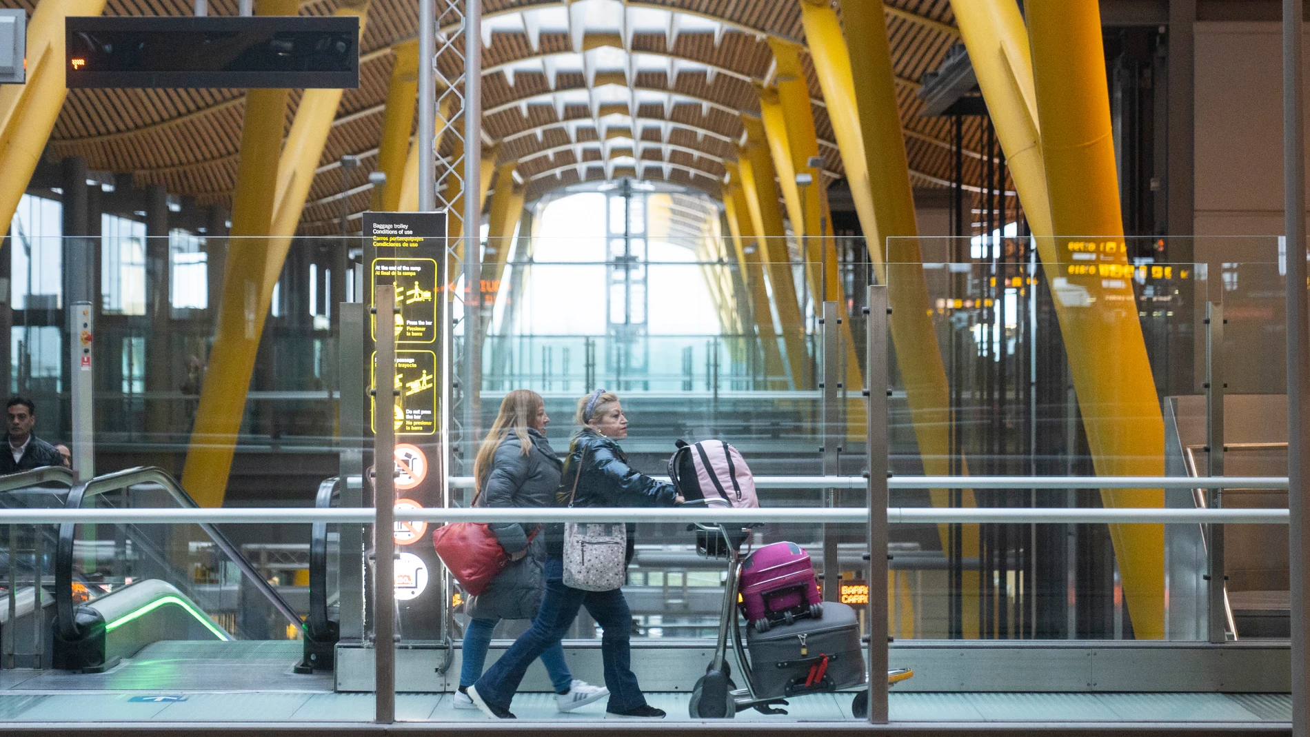 Pasajeros en el Aeropuerto de Madrid Barajas