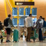 Pasajeros en el Aeropuerto de Madrid Barajas. David Jar