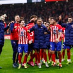 Los jugadores del Atlético celebran la clasificación para los cuartos de final de Copa