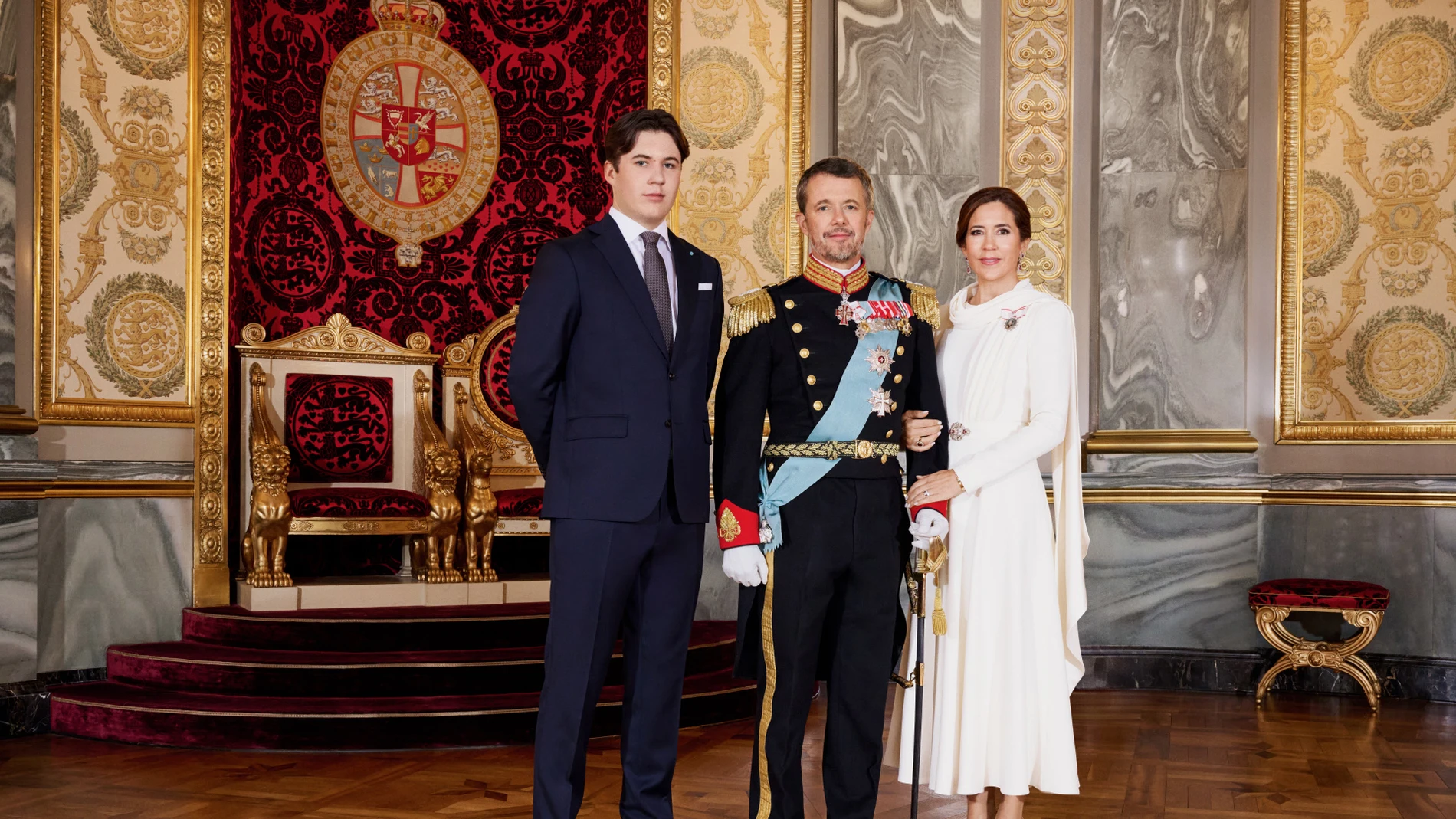 Primer retrato oficial de los Reyes Federico X y Mary de Dinamarca con su hijo, el príncipe heredero Christian
