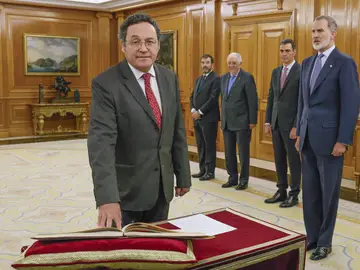 MADRID, 19/01/2024.- El fiscal general del Estado, Álvaro García Ortiz (i) , promete su cargo ante el Felipe VI y en presencia del presidente del gobierno, Pedro Sánchez (2d), el presidente del Tribunal Constitucional, Cándido Conde-Pumpito (3i, al fondo) y el presidente interino del Consejo General del Poder Judicial, Vicente Guilarte (2i, al fondo), en el en el palacio de la Zarzuela en Madrid este viernes. EFE/ Ballesteros / POOL MADRID, 19/01/2024.- El fiscal general del Estado, Álvaro García Ortiz (i) , promete su cargo ante el Felipe VI y en presencia del presidente del gobierno, Pedro Sánchez (2d), el presidente del Tribunal Constitucional, Cándido Conde-Pumpito (3i, al fondo) y el presidente interino del Consejo General del Poder Judicial, Vicente Guilarte (2i, al fondo), en el en el palacio de la Zarzuela en Madrid este viernes. EFE/ Ballesteros / POOL