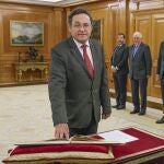 MADRID, 19/01/2024.- El fiscal general del Estado, Álvaro García Ortiz (i) , promete su cargo ante el Felipe VI y en presencia del presidente del gobierno, Pedro Sánchez (2d), el presidente del Tribunal Constitucional, Cándido Conde-Pumpito (3i, al fondo) y el presidente interino del Consejo General del Poder Judicial, Vicente Guilarte (2i, al fondo), en el en el palacio de la Zarzuela en Madrid este viernes. EFE/ Ballesteros / POOL