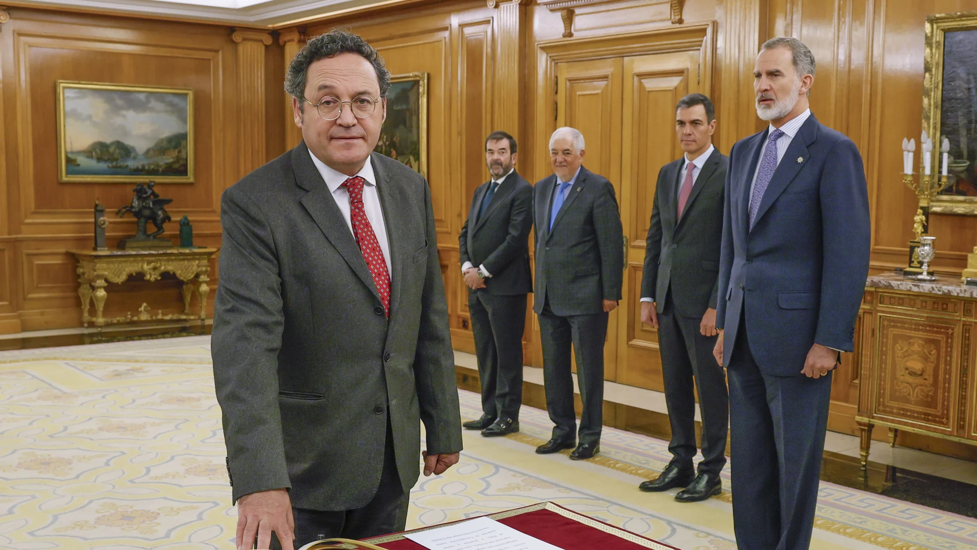 MADRID, 19/01/2024.- El fiscal general del Estado, Álvaro García Ortiz (i) , promete su cargo ante el Felipe VI y en presencia del presidente del gobierno, Pedro Sánchez (2d), el presidente del Tribunal Constitucional, Cándido Conde-Pumpito (3i, al fondo) y el presidente interino del Consejo General del Poder Judicial, Vicente Guilarte (2i, al fondo), en el en el palacio de la Zarzuela en Madrid este viernes. EFE/ Ballesteros / POOL