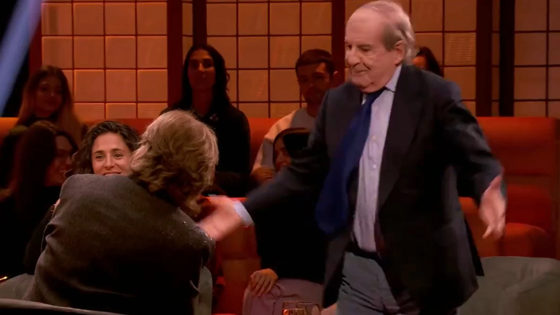 El show de José María García en el programa de Mercedes Milá, a quien tiró un vaso de agua por encima