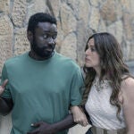 Malcolm Treviño-Sitté junto a Itziar Ituño en 'Detective Touré'