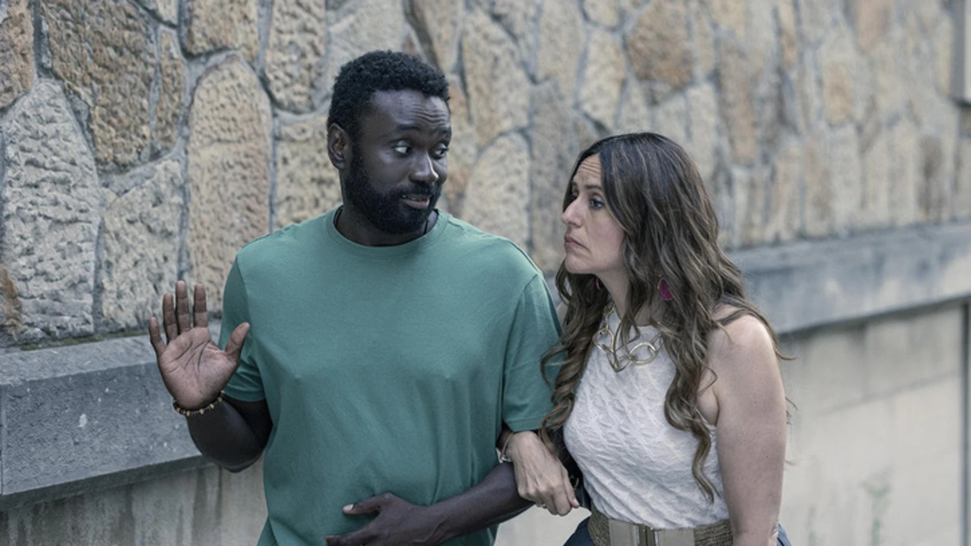 Malcolm Treviño-Sitté junto a Itziar Ituño en 'Detective Touré'