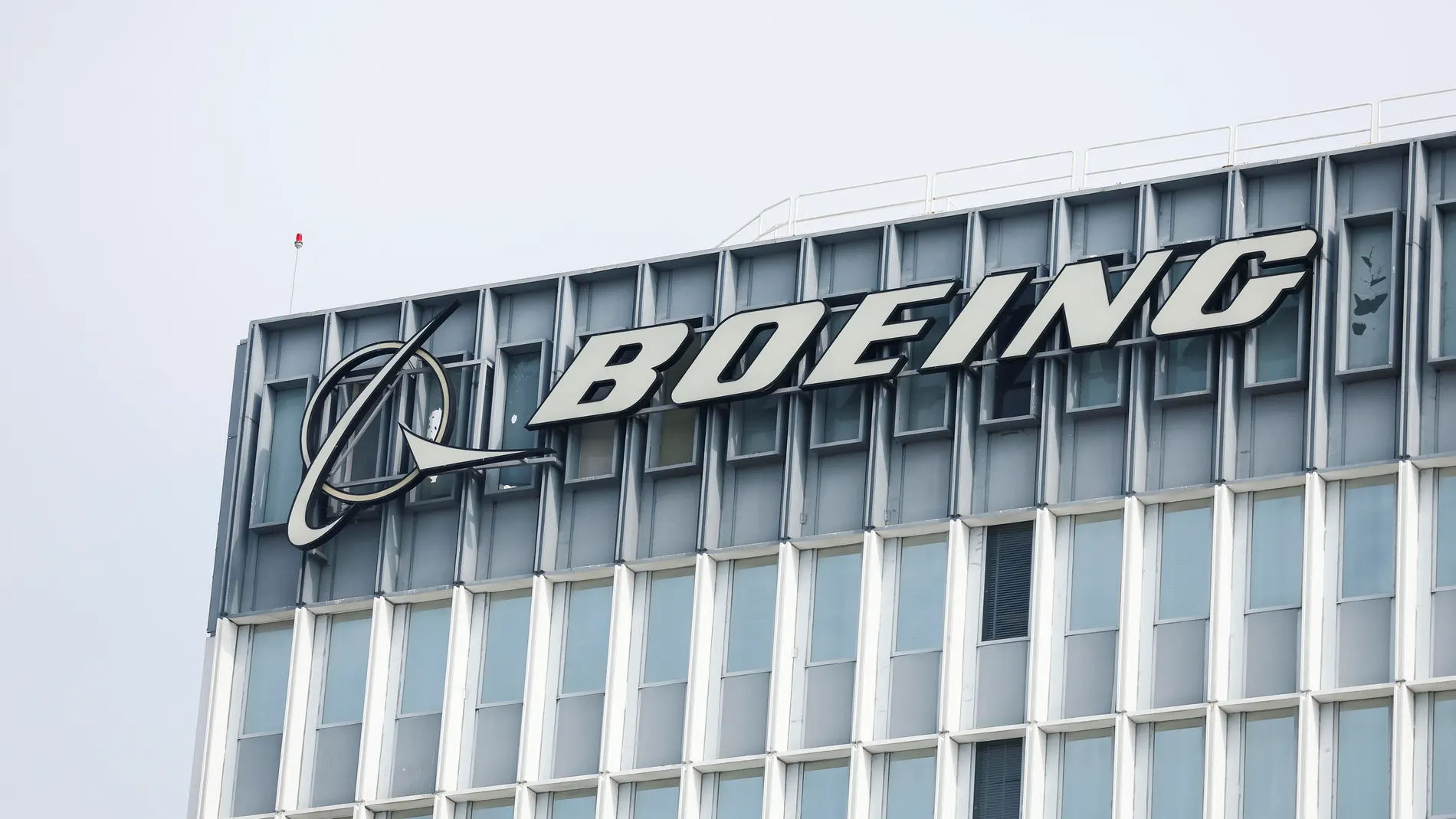 El Segundo (Usa), 18/01/2024.- The Boeing logo is displayed on one of its buildings in El Segundo, California, USA, 18 January 2024. Airplane maker Boeing recieved a firm order from India's Akasa Air for an additional 150 737 MAX jets causing the company'Äôs stock to gain nearly 4 percent as of 1 p.m. ET. Boeing stock had dropped more than 20 percent since the start of the year after an incident involving an Alaska Air 737 MAX 9 jet. EFE/EPA/CAROLINE BREHMAN