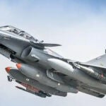 Un caza francés Rafale con dos bombas Hammer de 1.000 kilogramos cada una. 