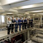 El presidente de la Región durante su visita a la empresa bodeguera junto a González Gago, Íscar, Dueñas o Bayón, entre otros