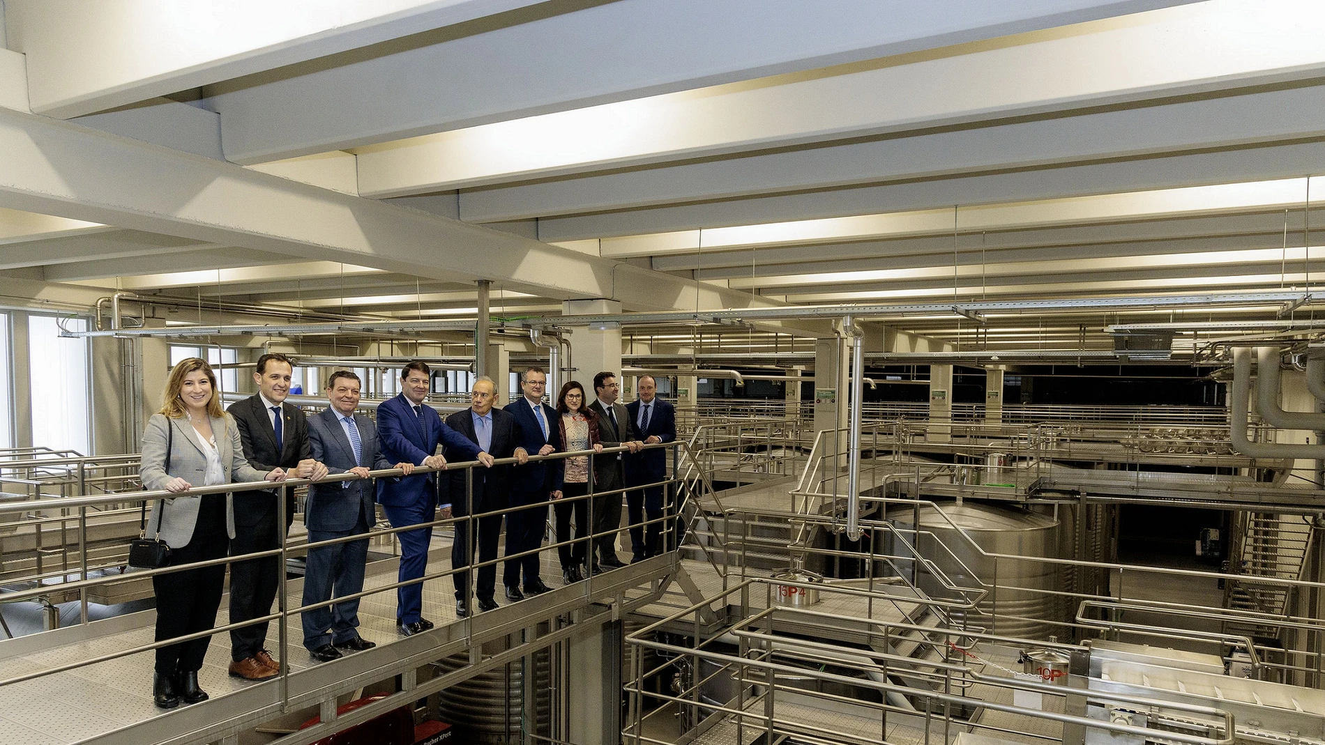 El presidente de la Región durante su visita a la empresa bodeguera junto a González Gago, Íscar, Dueñas o Bayón, entre otros