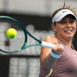 Paula Badosa devuelve una bola a Anisimova desde el fondo de la pista