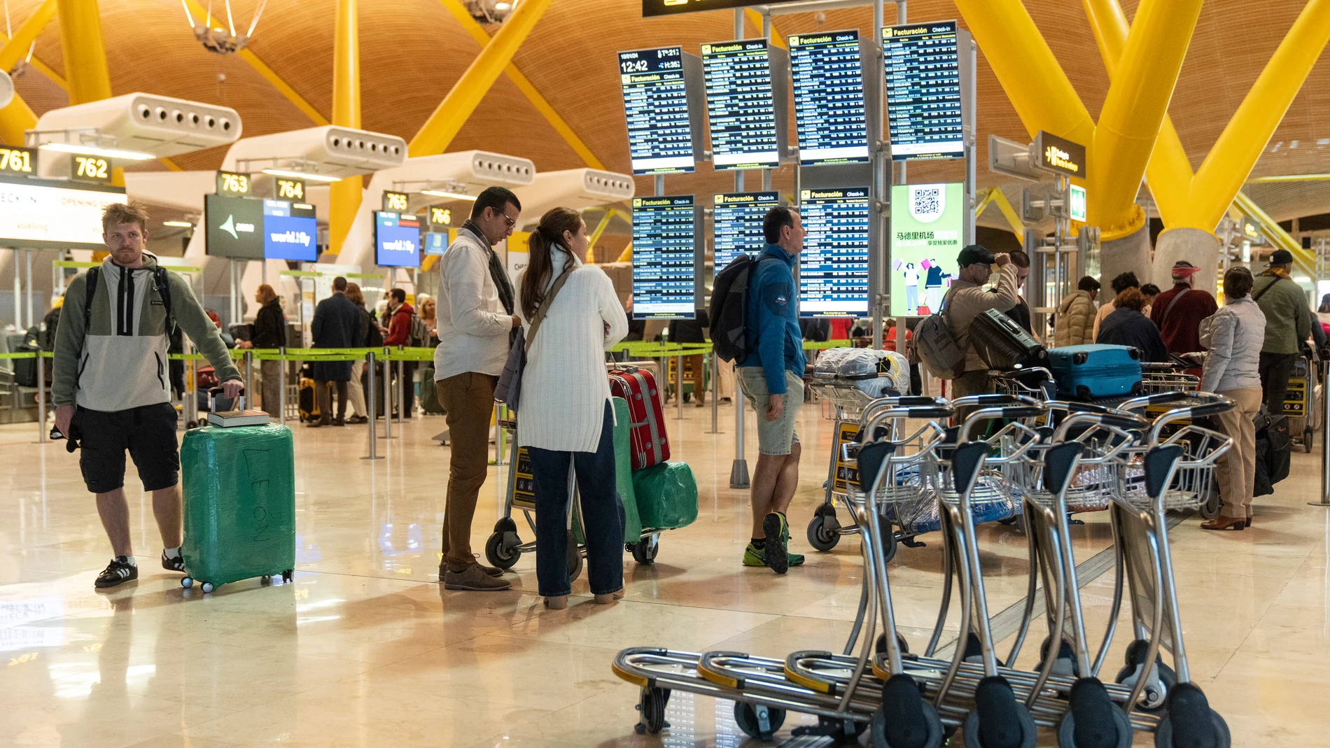 Pasajeros en el Aeropuerto de Madrid Barajas