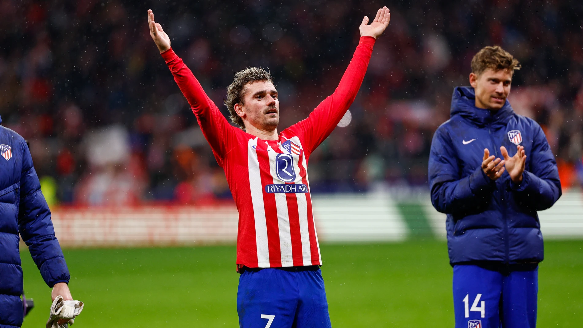 MADRID, 18/01/2024.- El delantero del Atlético de Madrid Antoine Griezmann celebra la victoria tras el partido de octavos de final de la Copa del Rey de fútbol entre Atlético de Madrid y Real Madrid, este jueves en el estadio Cívitas Metropolitano. EFE/Rodrigo Jiménez
