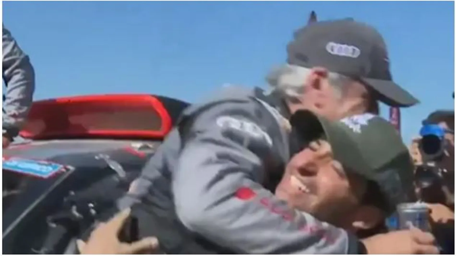 Carlos Sainz, padre e hijo, se abrazan tras el Dakar