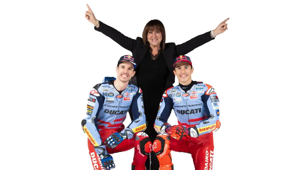 Alex y Marc Márquez, con Nadia Padovani