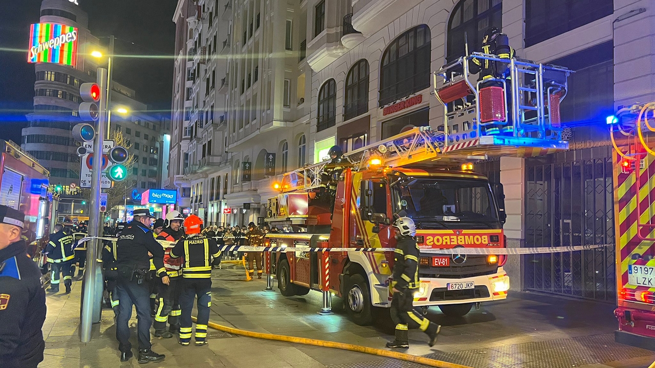 Un incendio sin heridos en una azotea de la Gran Vía obliga a cortar el tráfico