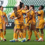 Hermoso celebra con sus compañeras uno de los goles