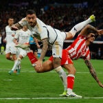 Joselu intenta el remate en el área del Almería
