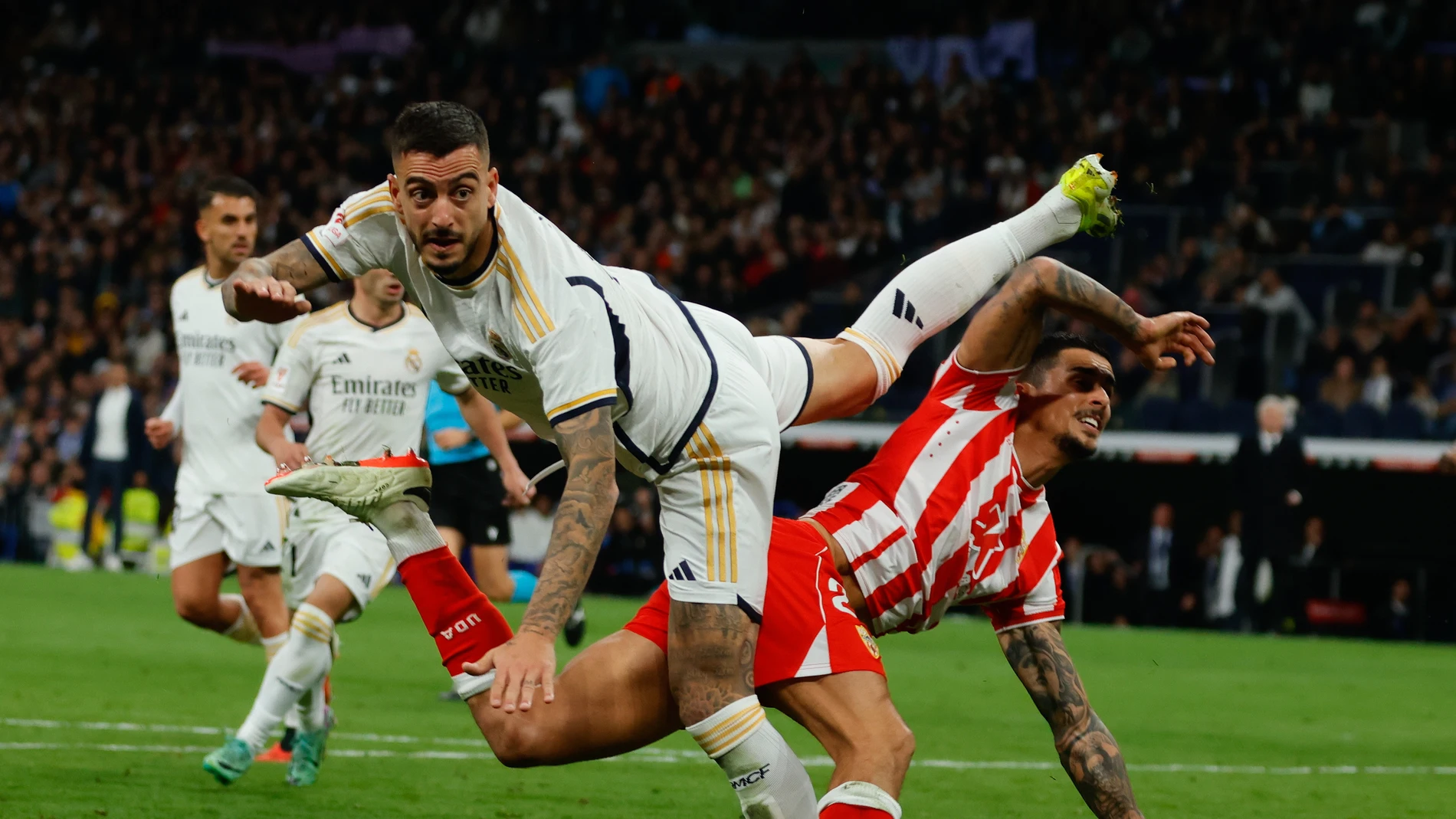 Joselu intenta el remate en el área del Almería