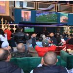 Marroquíes ven un partido de su selección en una cafetería