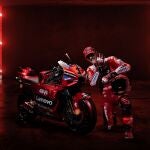 Pecco Bagnaia posa con su nueva Ducati GP24
