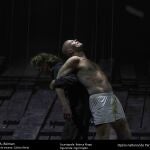 Bo Skovhus (sin camiseta), en la piel de "El rey Lear"
