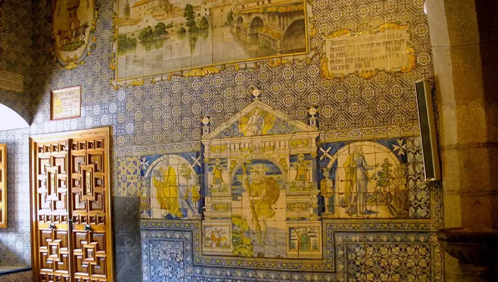 Azulejería talaverana del interior del templo.