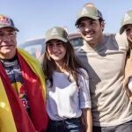 La familia Sainz celebra el triunfo de Carlos padre, en Dakar