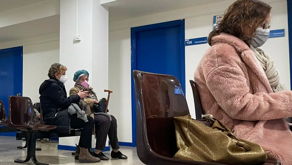 Ambiente en los centros de salud de la capital el día en el que todas las comunidades autónomas salvo Cataluña rechazan exigir de nuevo la mascarilla obligatoria en centros de salud y hospitales como quería el ministerio de Sanidad en estos días de ola de gripes, resfriados y coronavirus