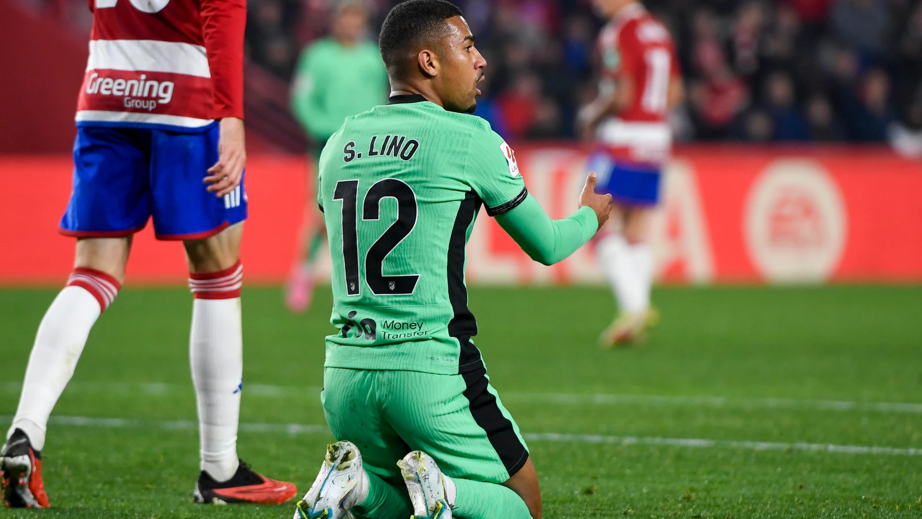 GRANADA, 22/01/24.- El delantero del Atlético Samuel Lino, durante el partido de LaLiga EA Sports que Granada CF y Atlético de Madrid han disputado este lunes en el estadio Nuevo Los Cármenes. EFE/Miguel Ángel Molina
