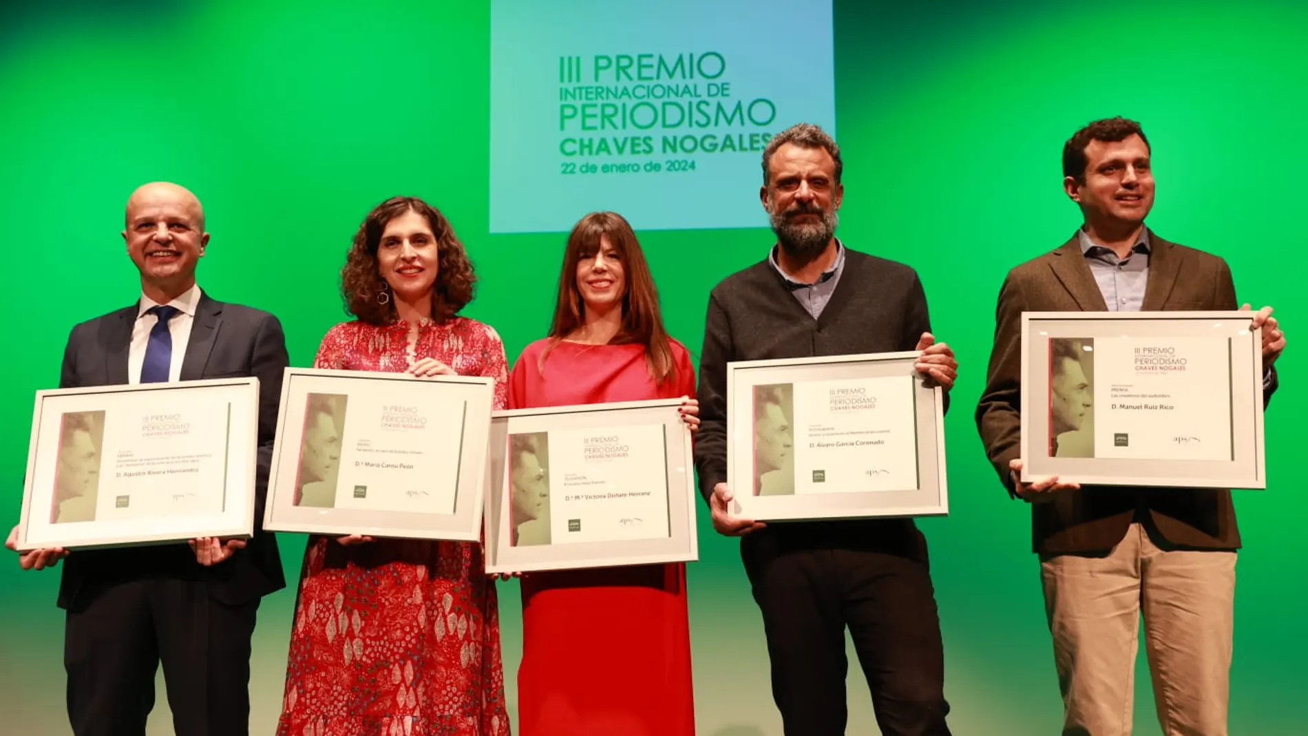 Foto de familia de los galardonados con los Premios Chaves Nogales