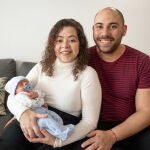Maira sostiene en brazos a su bebé, Manuel, junto al padre, Toño