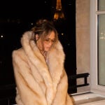 Jennifer Lopez con el abrigo de pelo más tendencia.