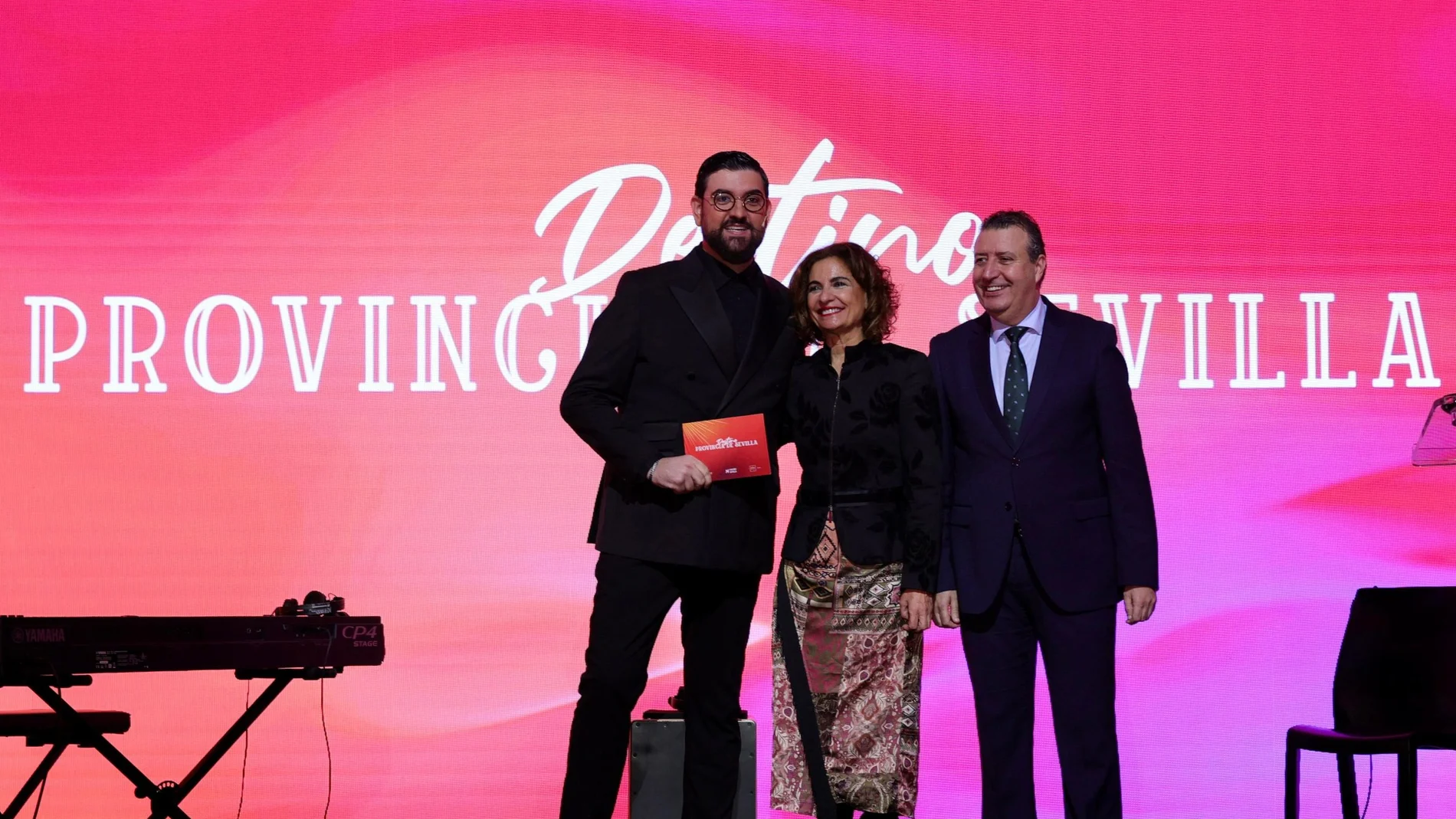 Manu Sánchez, María Jesús Montero y Javier Fernández, en la presentación del «Destino de la Provincia de Sevilla» en la antesala de Fitur