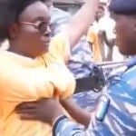 Los indignantes cacheos a las mujeres en la Copa África: "Las está tocando las tetas..."